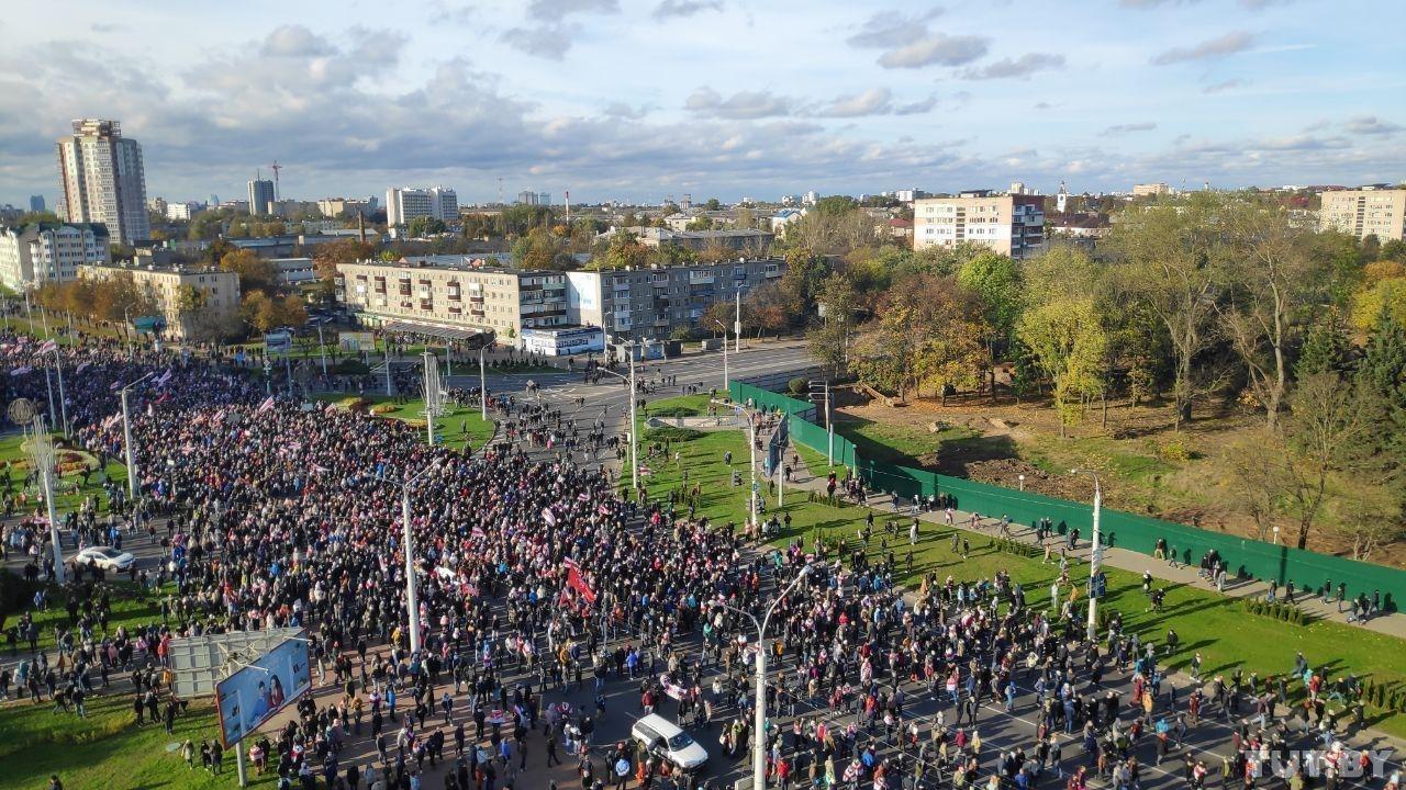 Партизанский марш в фотографиях: плакаты, флаги и волна людей