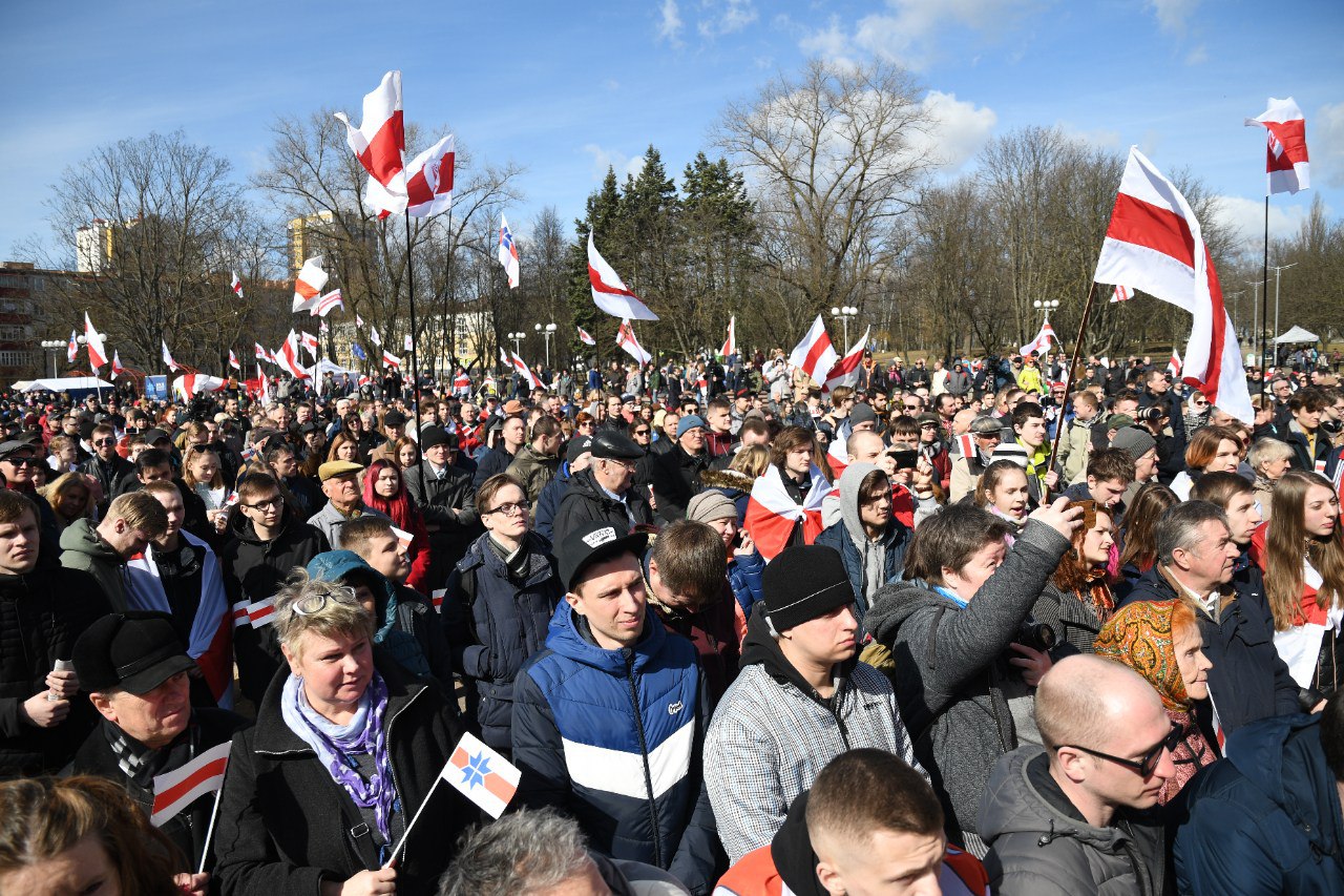 Шмат людзей і БЧБ-паветра: у Мінску праходзіць канцэрт да Дня Волі!