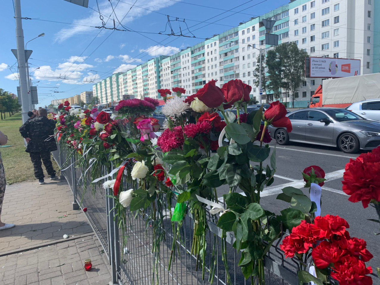 В Минске люди массово возлагают цветы в районе станции метро “Пушкинская”