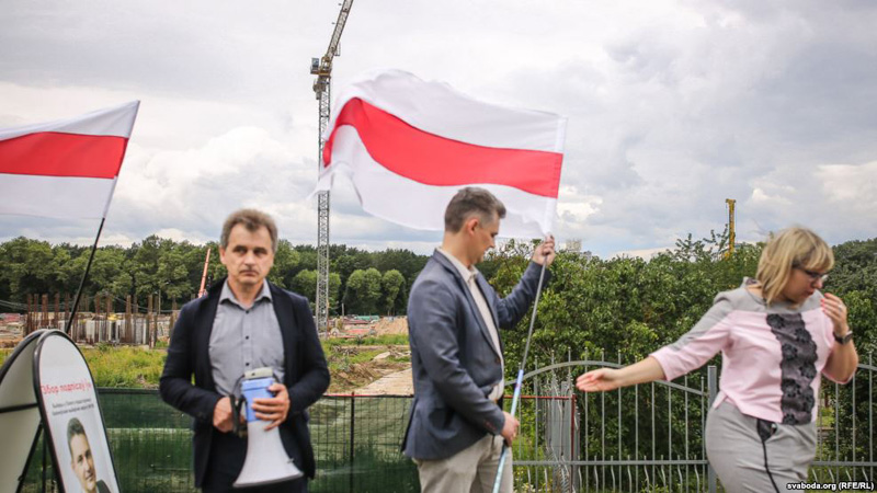 Лябедзька выйшаў на пікет да БТ з фатаграфіяй Шарамета (фота)