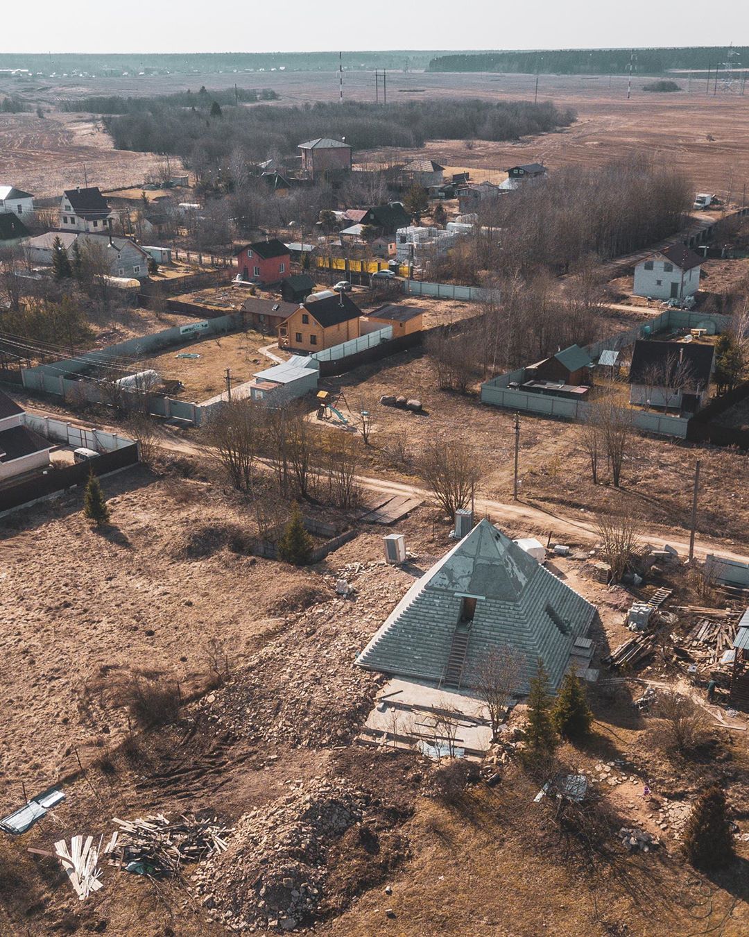 Каля Санкт-Пецярбурга паставілі бетонную копію піраміды Хеопса (фота) 