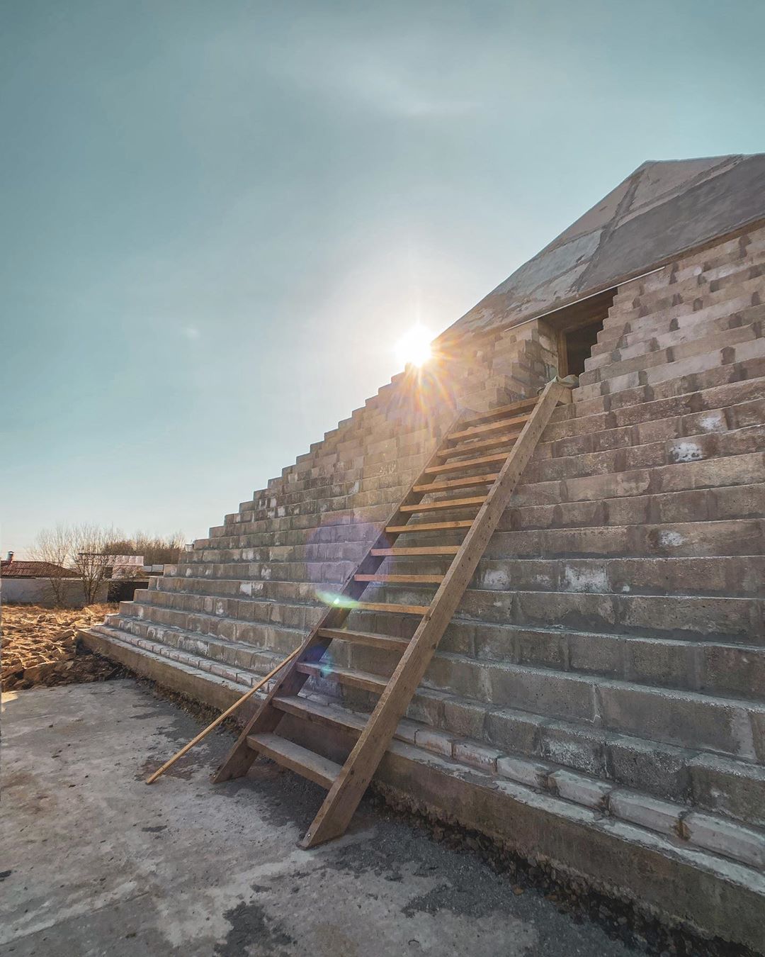 Каля Санкт-Пецярбурга паставілі бетонную копію піраміды Хеопса (фота) 