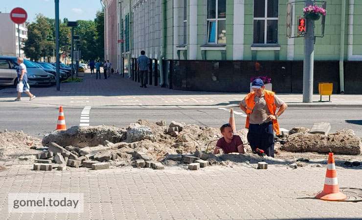 У Гомелі разбіраюць плітку, пакладзеную да прыезду Лукашэнкі