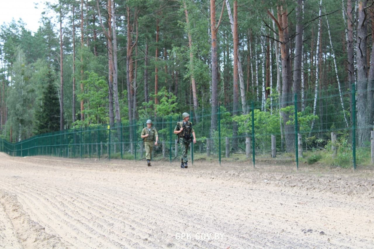 Минск привлек к охране границ с ЕС армию и внутренние войска