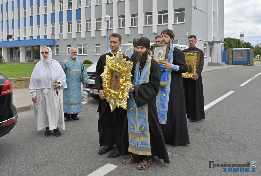 "Гродна Азот" падтрымалі малітвай і іконамі 