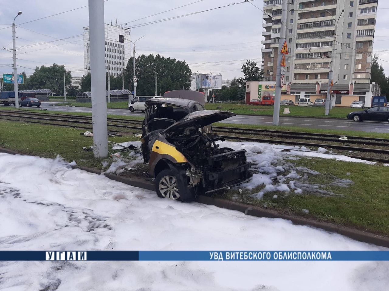 У Віцебску таксоўка разбілася аб слуп і загарэлася, кіроўца цудам не пацярпеў