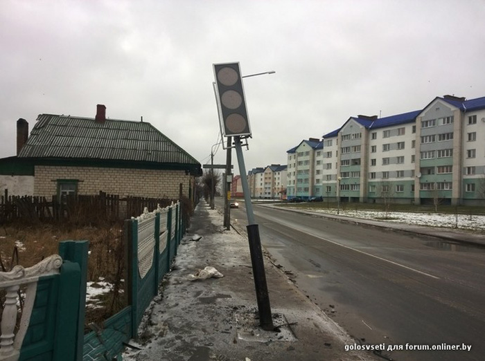 Пры аварыі ў Рэчыцы кіроўца вылецеў з салона і прабіў сабой агароджу (фота)