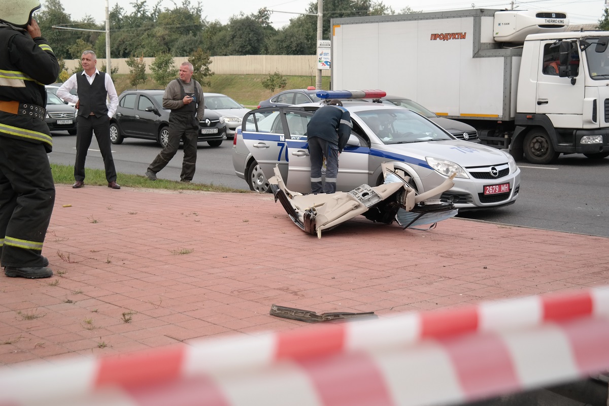 У Мінску "Аўдзі" ўляцела ў аварыйны выхад станцыі метро "Грушаўка" (фота)