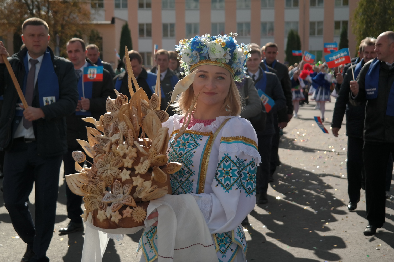 Залатыя людзі і конь з бульбы. Як Мядзел прымае абласныя "Дажынкі" (шмат фота)