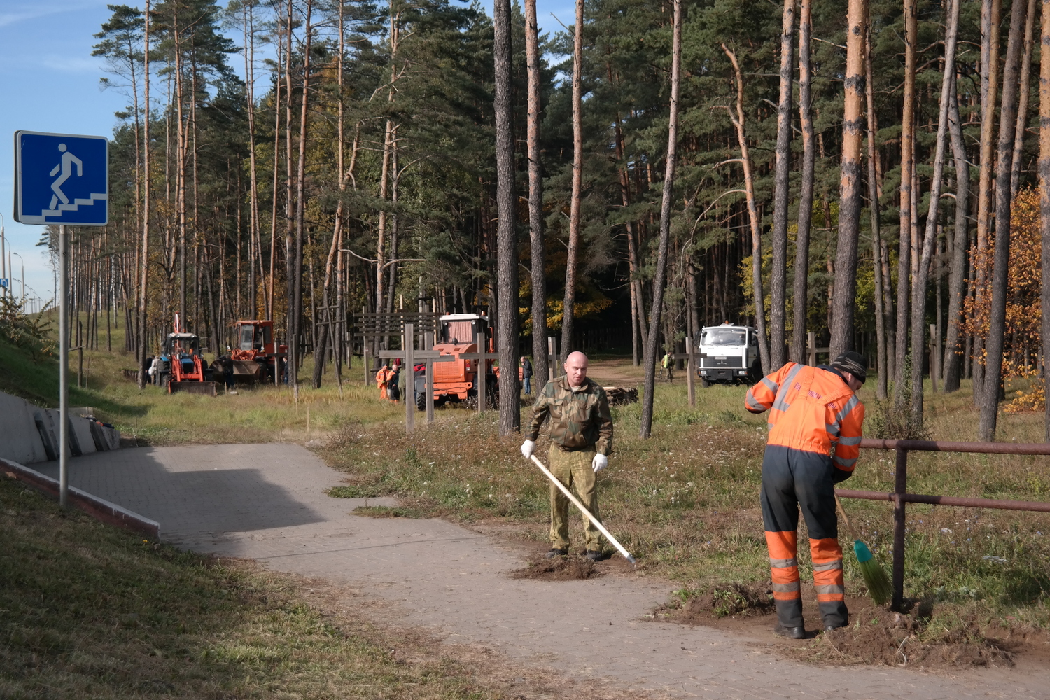 Побач з крыжамі ў Курапатах працуе будаўнічая тэхніка. Што там будуюць?