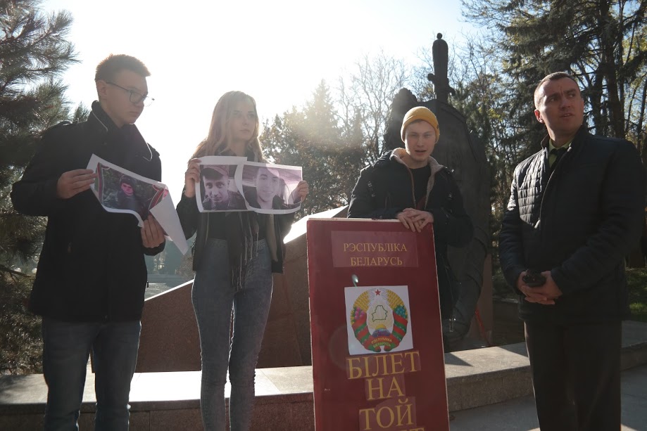 Удзельнікаў акцыі каля Мінабароны ў Мінску аштрафавалі