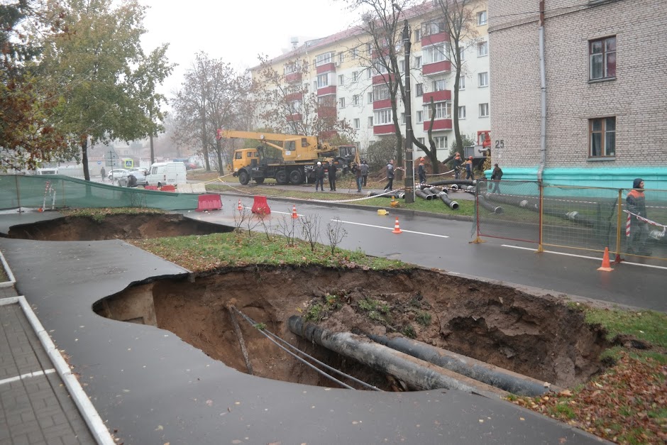 Аварыя калектара ў Мінску: абрынуўся асфальт, вада біла фантанам