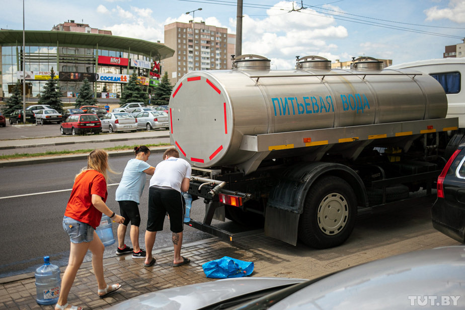 У Мінску людзі стаяць у чэргах па ваду