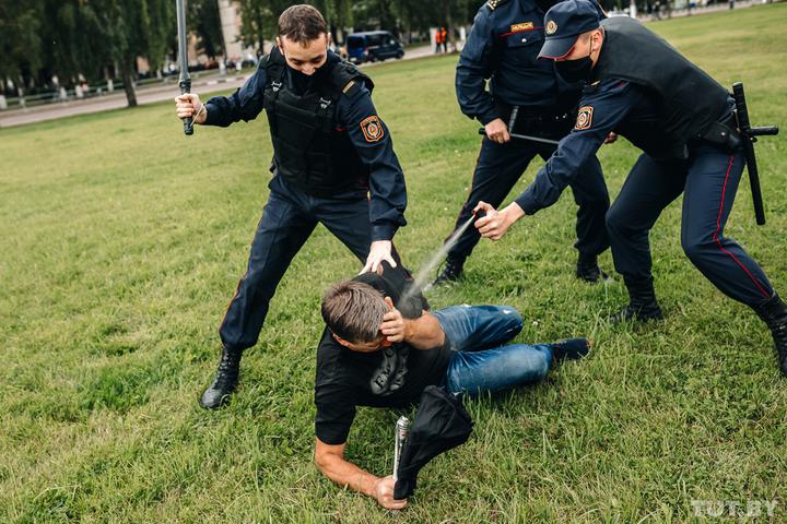 Віцяблянаў, якія хаваюцца ў амбасадзе Швецыі, вінавацяць па крымінальнай справе