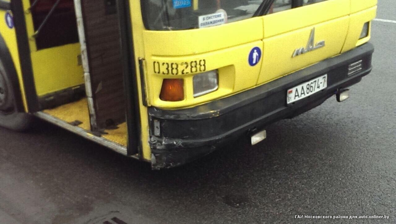 У Мінску на праспекце Дзяржынскага таксоўка заехала пад аўтобус