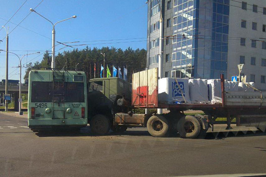 Грузавік без тэхагляду ў Мінску ўрэзаўся ў тралейбус