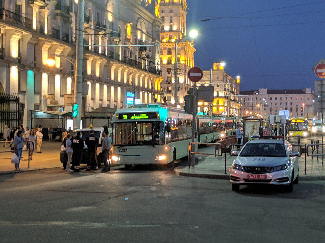 ДТЗ паралізавала рух тралейбусаў на Прывакзальнай плошчы ў Мінску (фота)