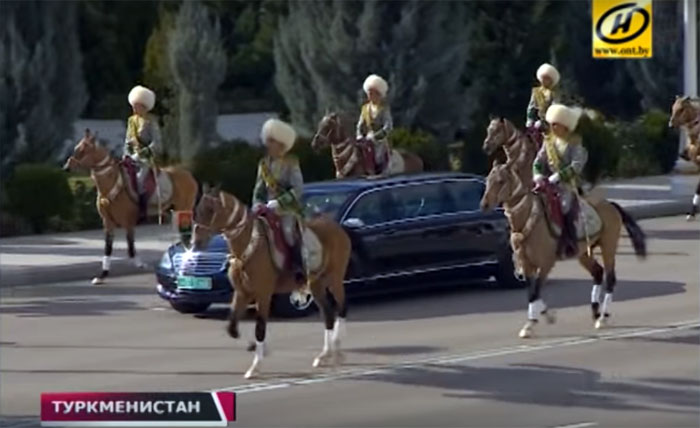 У Туркменістане Лукашэнку сустракаюць з конніцай, у Інданезіі — з гірляндай 