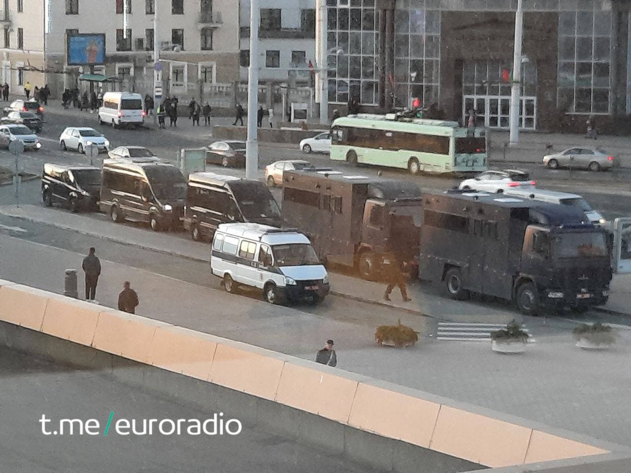 На чыгуначным вакзале Мінска затрымліваюць за антываенную акцыю