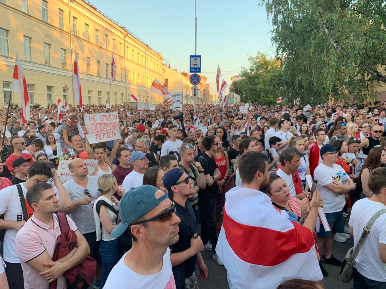 Тысячы людзей каля СІЗА на Валадарскага патрабавалі вызваліць палітвязняў