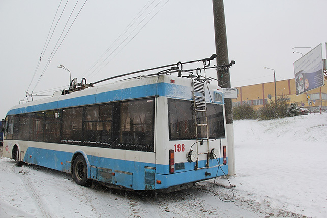 Тралейбус з пасажырамі ў Віцебску ўрэзаўся ў ліхтарны слуп (фота)