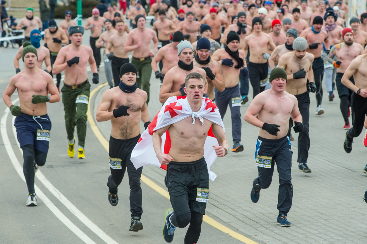 Сцягі "сапраўдных мужчын": савецкі, грузінскі, беларускі бела-чырвона-белы