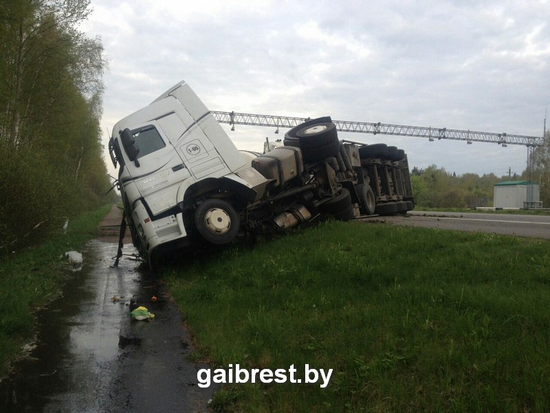 У Івацэвіцкім раёне перакулілася фура, якой кіраваў п'яны вадзіцель (фота)