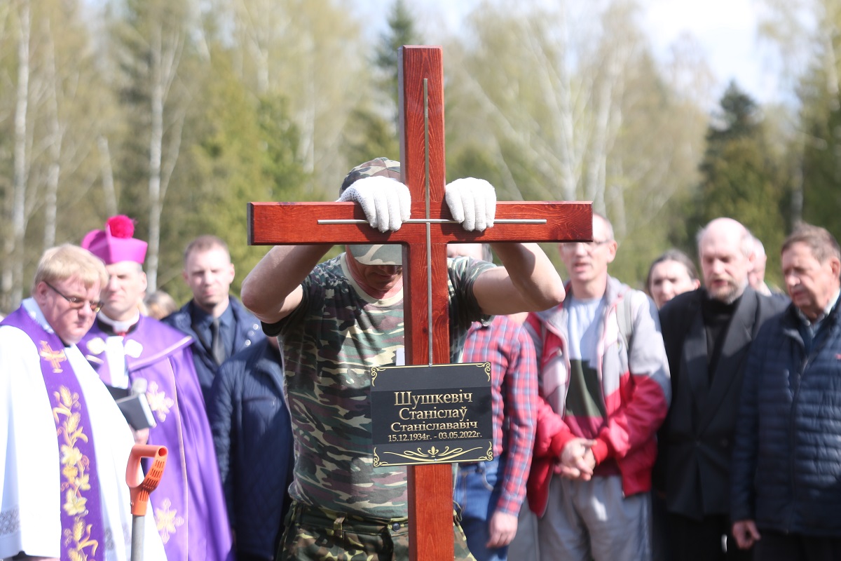 Беларусь развіталася са Станіславам Шушкевічам: фота