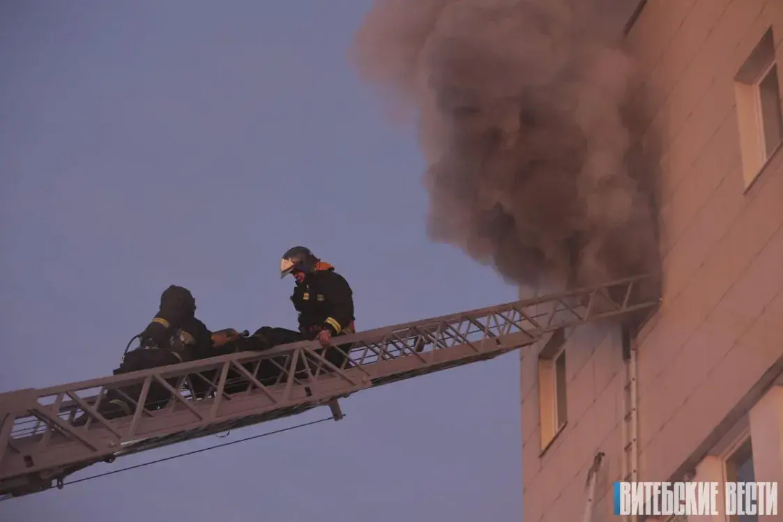 Як ратавалі людзей падчас пажару ў гандлёвым цэнтры ў Віцебску: фотарэпартаж