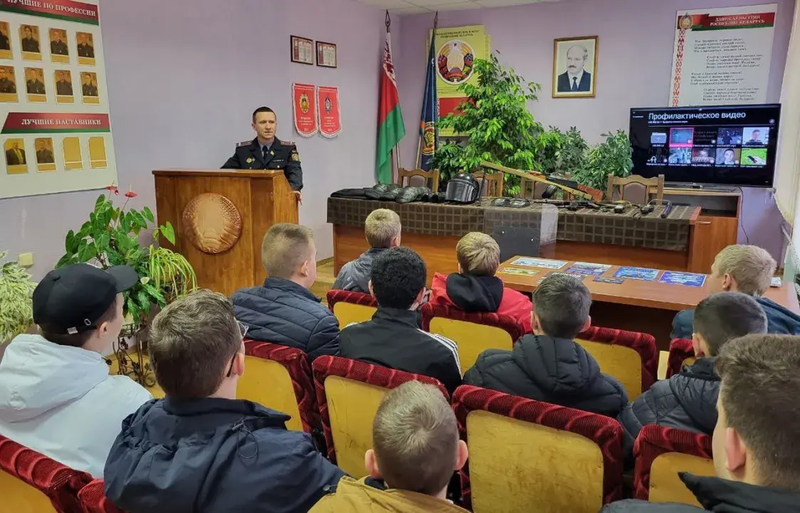 У Крупках школьнікам арганізавалі экскурсію ў камеру часовага ўтрымання