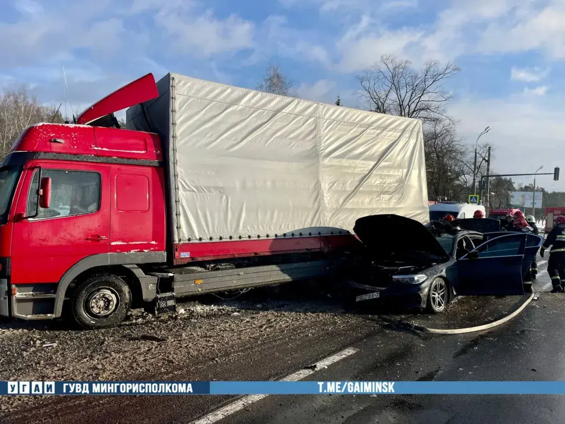 На ўездзе ў Мінск сутыкнуліся грузавік і легкавік, пацярпелі 4 чалавекі