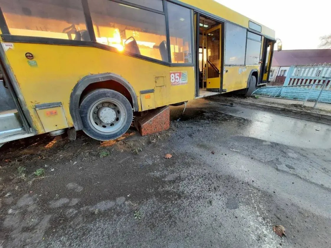 У Жодзіне пасажырскі аўтобус выехаў на тратуар і знёс помнік-гармату