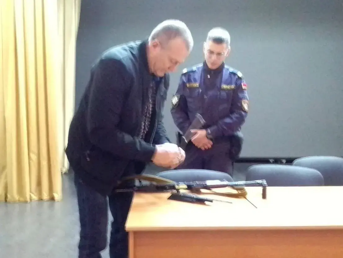 Удзельнікаў мядзельскага "народнага апалчэння" вучылі разбіраць аўтамат
