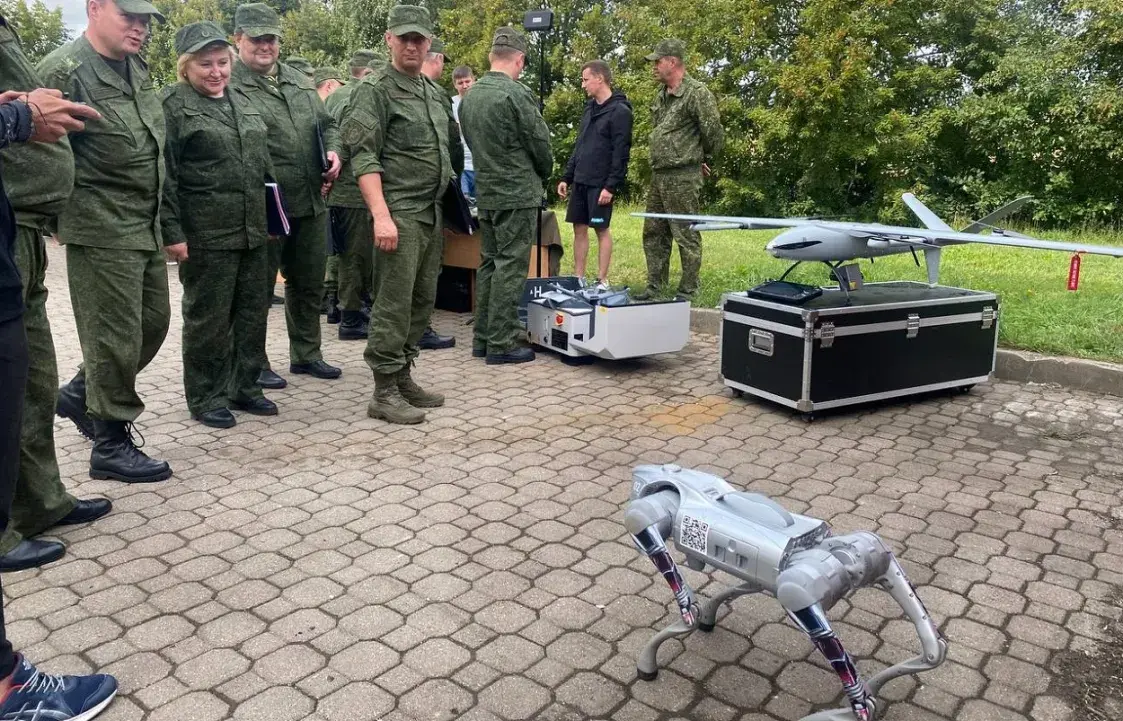 Удзельнікаў мінскай тэрабароны на зборы найбольш зацікавіў робат-сабака