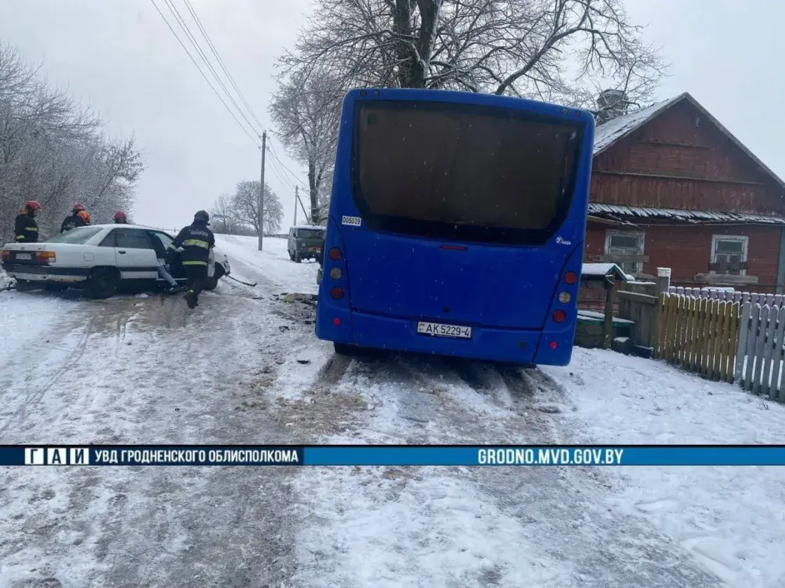 У Свіслацкім раёне сутыкнуліся аўтобус і легкавік, загінула жанчына