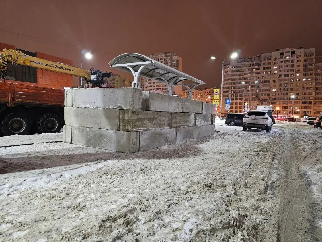 У Белгарадзе аўтобусныя прыпынкі ўмацоўваюць бетоннымі блокамі і мяхамі з пяском