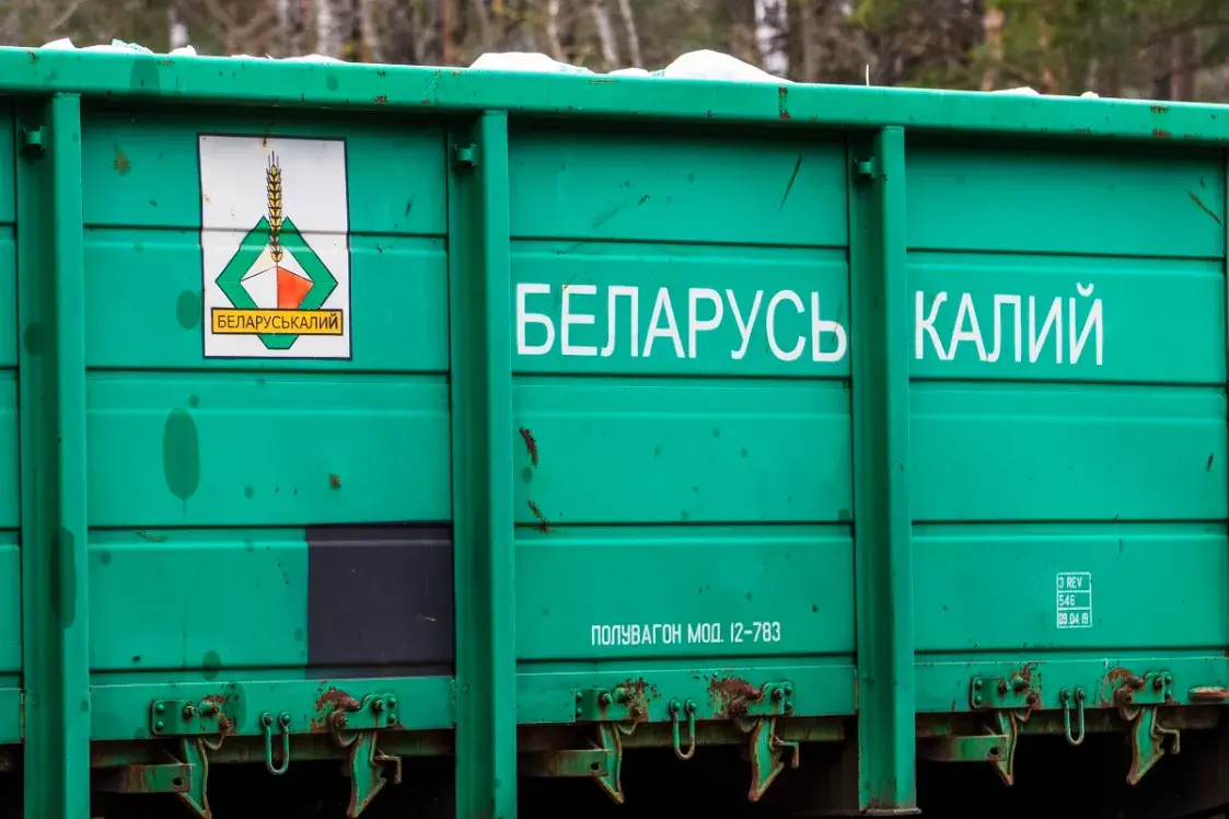 Санкции против Лукашенко: что происходит с заводами, зарплатами и экспортом