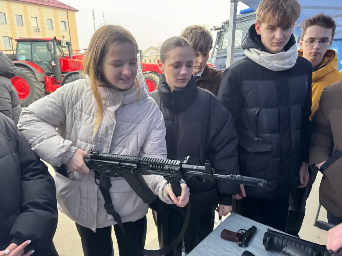 У Капылі міліцыянты сабралі поўны аўтазак дзяцей