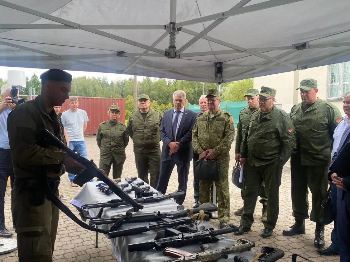 Удзельнікаў мінскай тэрабароны на зборы найбольш зацікавіў робат-сабака