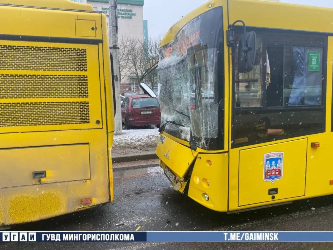 У Мінску сутыкнуліся два аўтобусы, пацярпелі 9 чалавек, у тым ліку дзеці