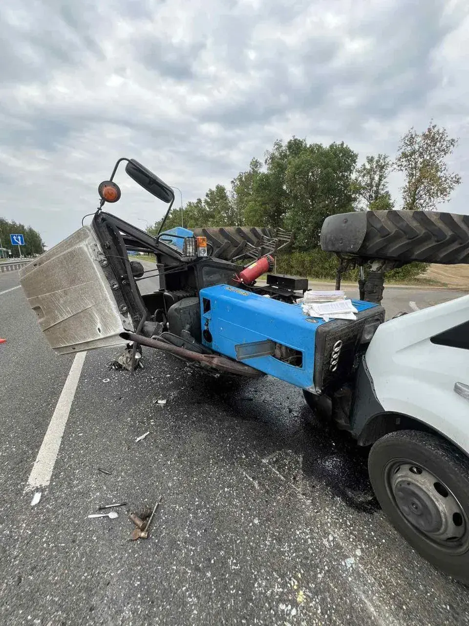 У Слуцкім раёне перакуліўся трактар, які вёз у прычэпе цялят