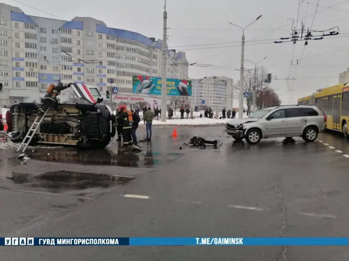 У Мінску перакуліўся на бок аўтамабіль хуткай дапамогі