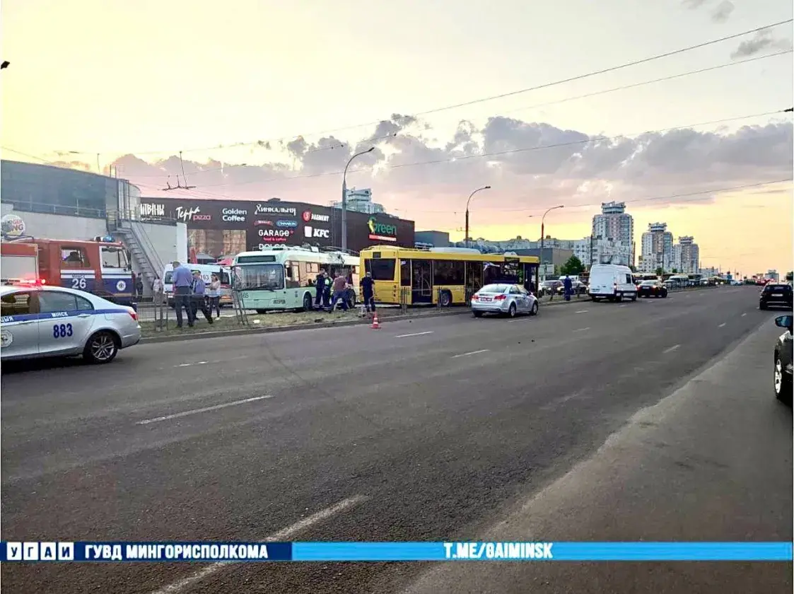 У Мінску ў аварыю трапілі аўтобус, тралейбус і легкавік, пацярпелі людзі