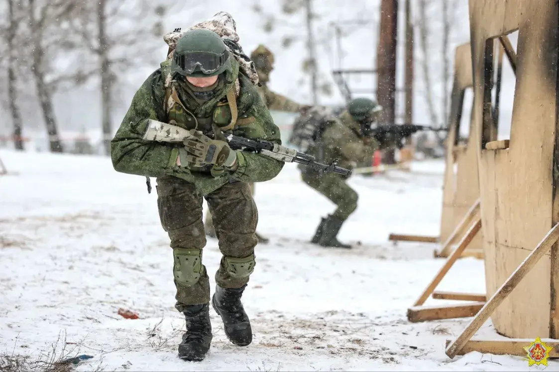 Мінабароны паказала, як беларускія інструктары трэніруюць расійскіх вайскоўцаў