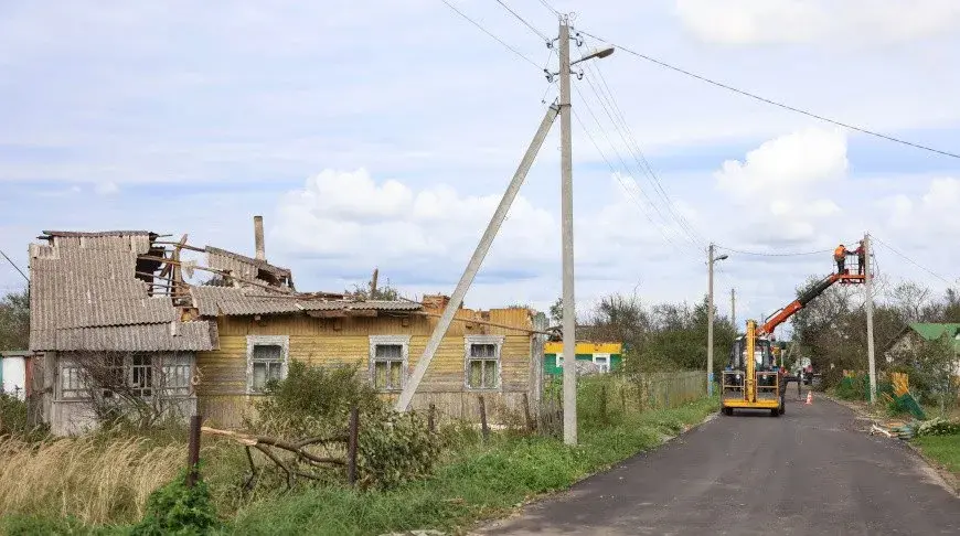 У Карэліцкім раёне ліквідуюць наступствы стыхіі: вецер зрываў дахі дамоў