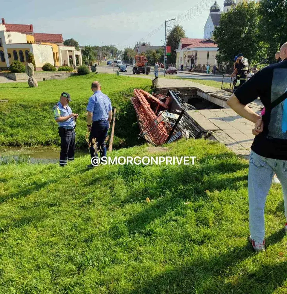 У Смаргоні з рэчкі выцягнулі аўтавышку ЖКГ, якая звалілася з моста