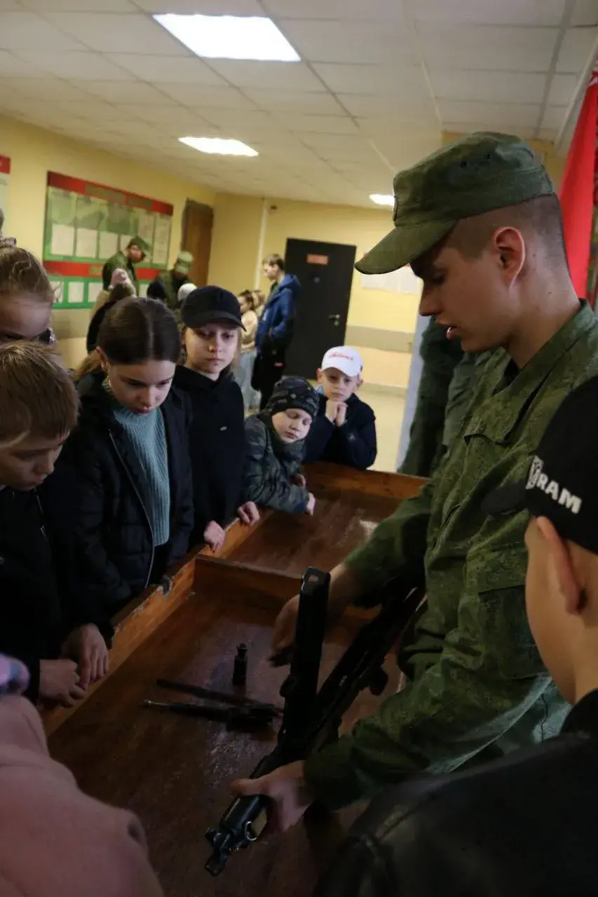 Чаму ў Беларусі ў школы і дзіцячыя садкі прыносяць зброю? — Ціханоўская