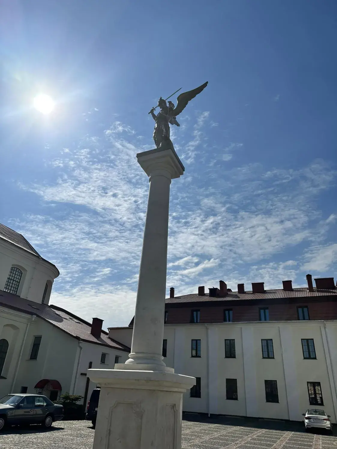 У Навагрудку ўсталявалі 7-метровую калону са скульптурай