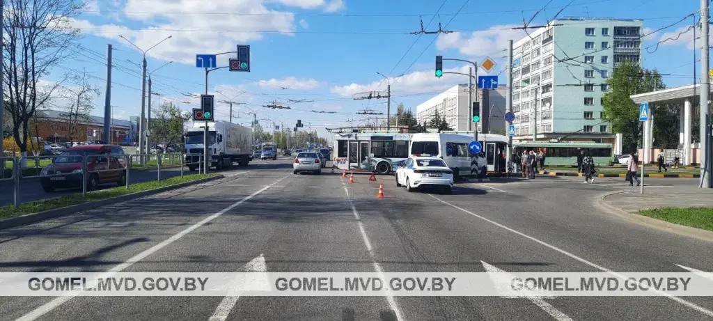 У Гомелі была аварыя з удзелам тралейбуса і маршруткі, ёсць пацярпелыя