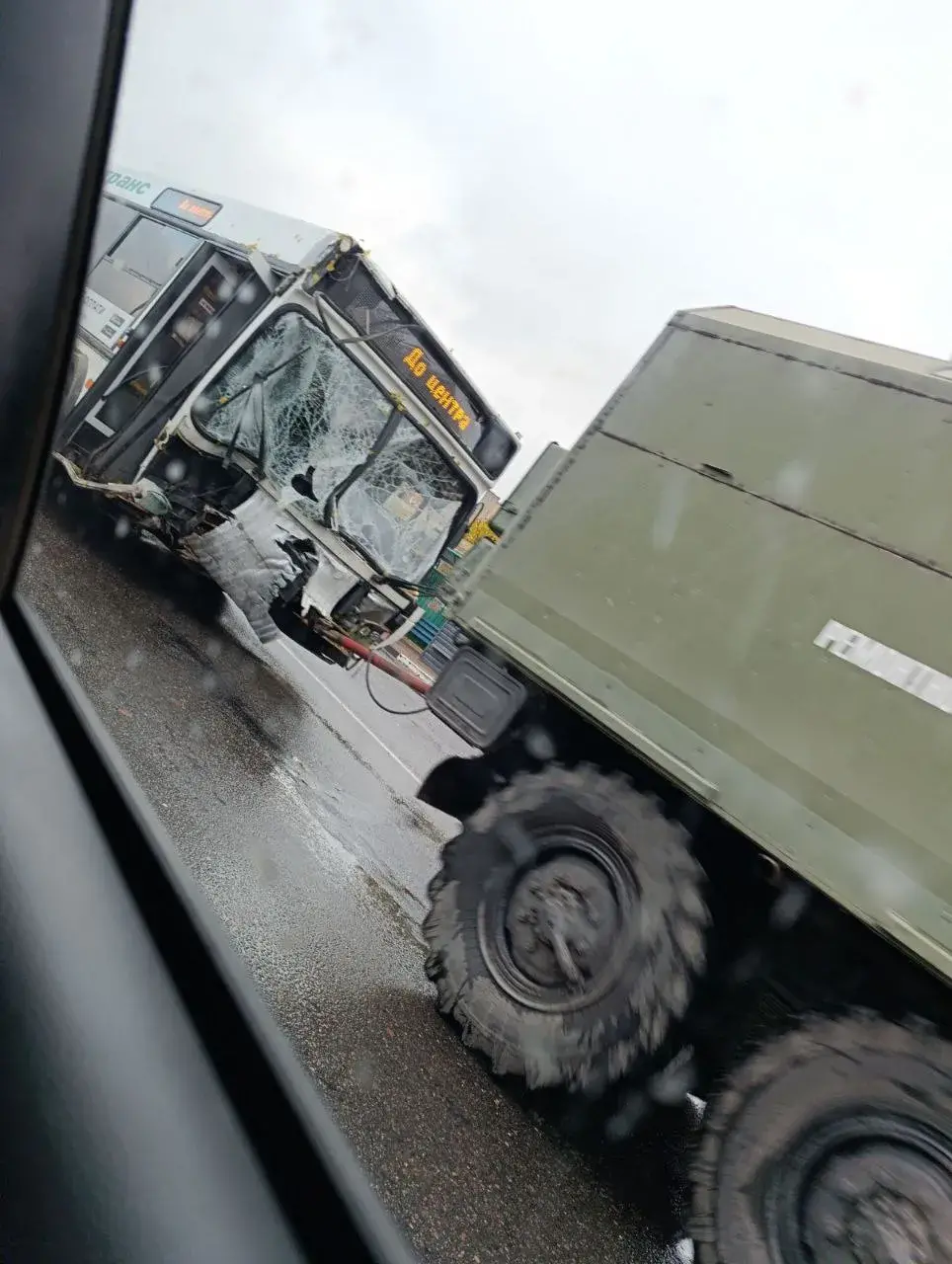 У Оршы гарадскі аўтобус наехаў на дрэва